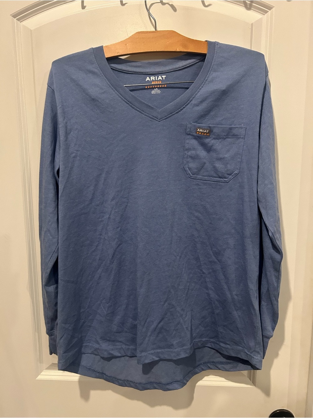Ariat Men's Long-Sleeve V-Neck Pocket Tee in Dusty Blue